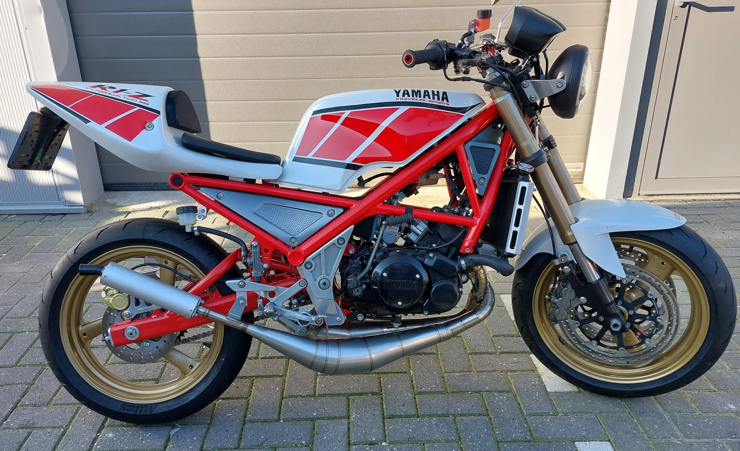 YAMAHA R1Z Restmod
With a RD350LC engine, upside down forks, yss shock in the rear
