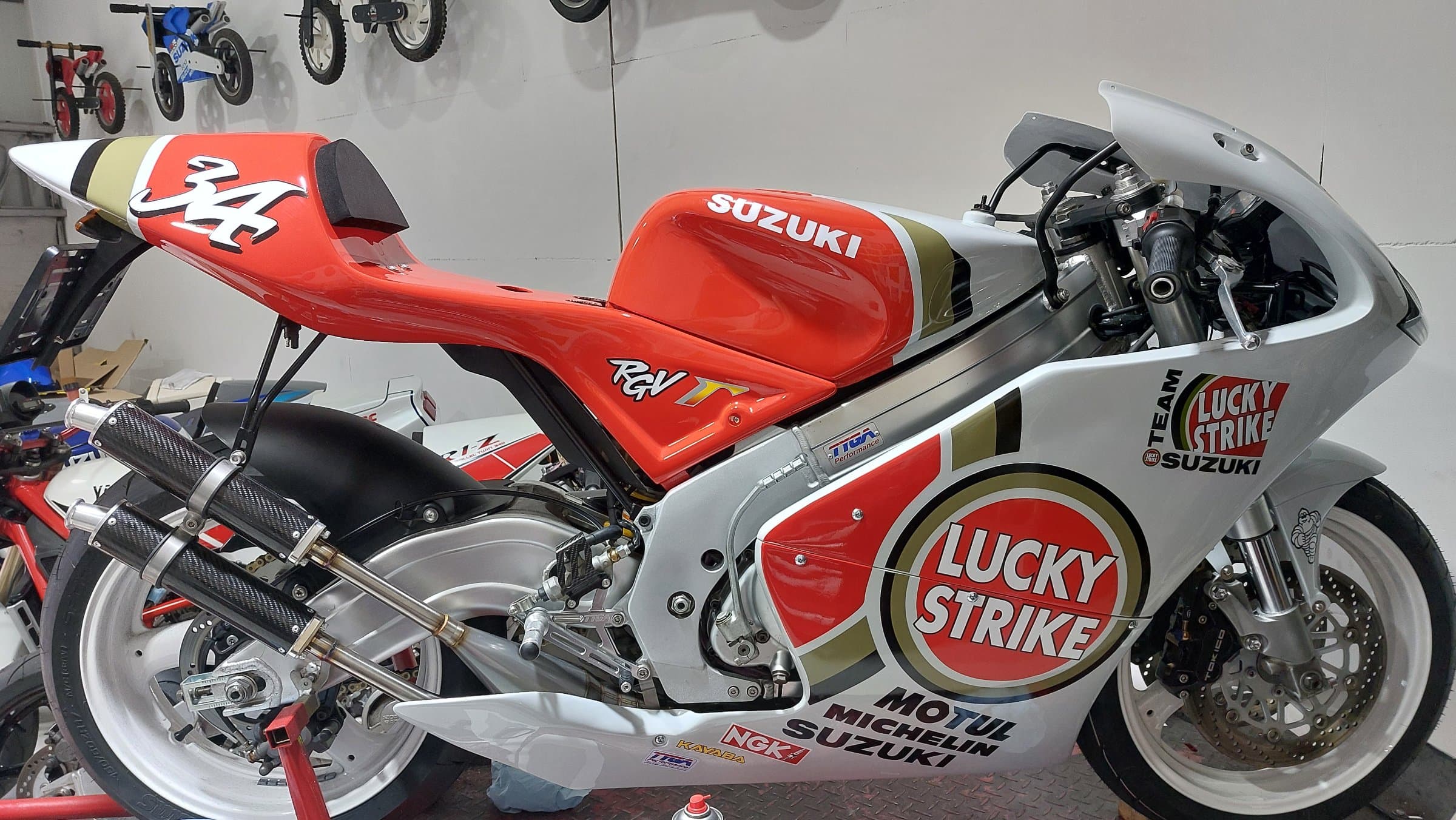 Suzuki RGV 250 VJ22, Lucky Strike Tyga