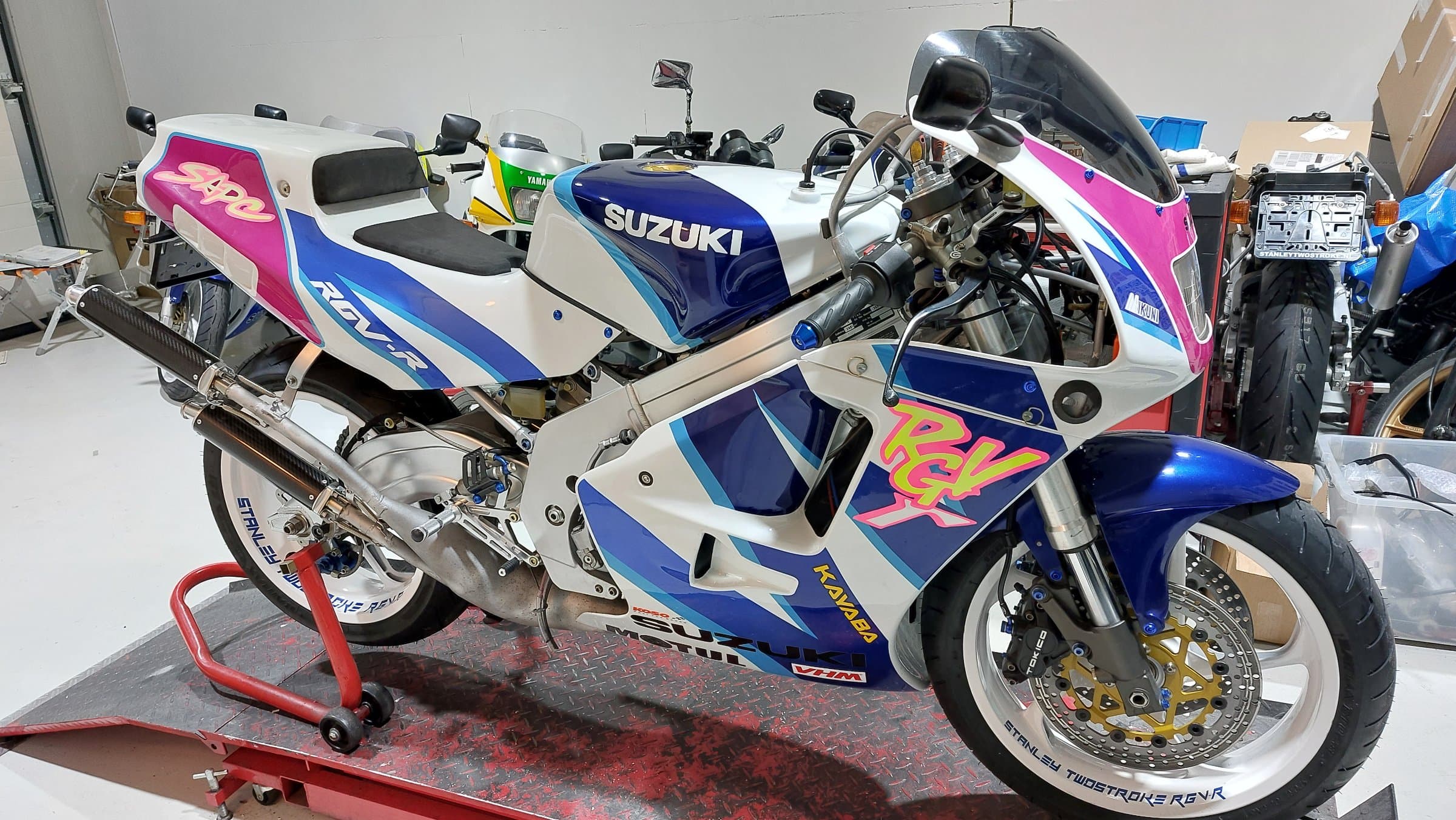 Suzuki RGV 250 Special, Dry clutch, RGV kit cylinders and exhausts, glasfiber fairings, carbon tank