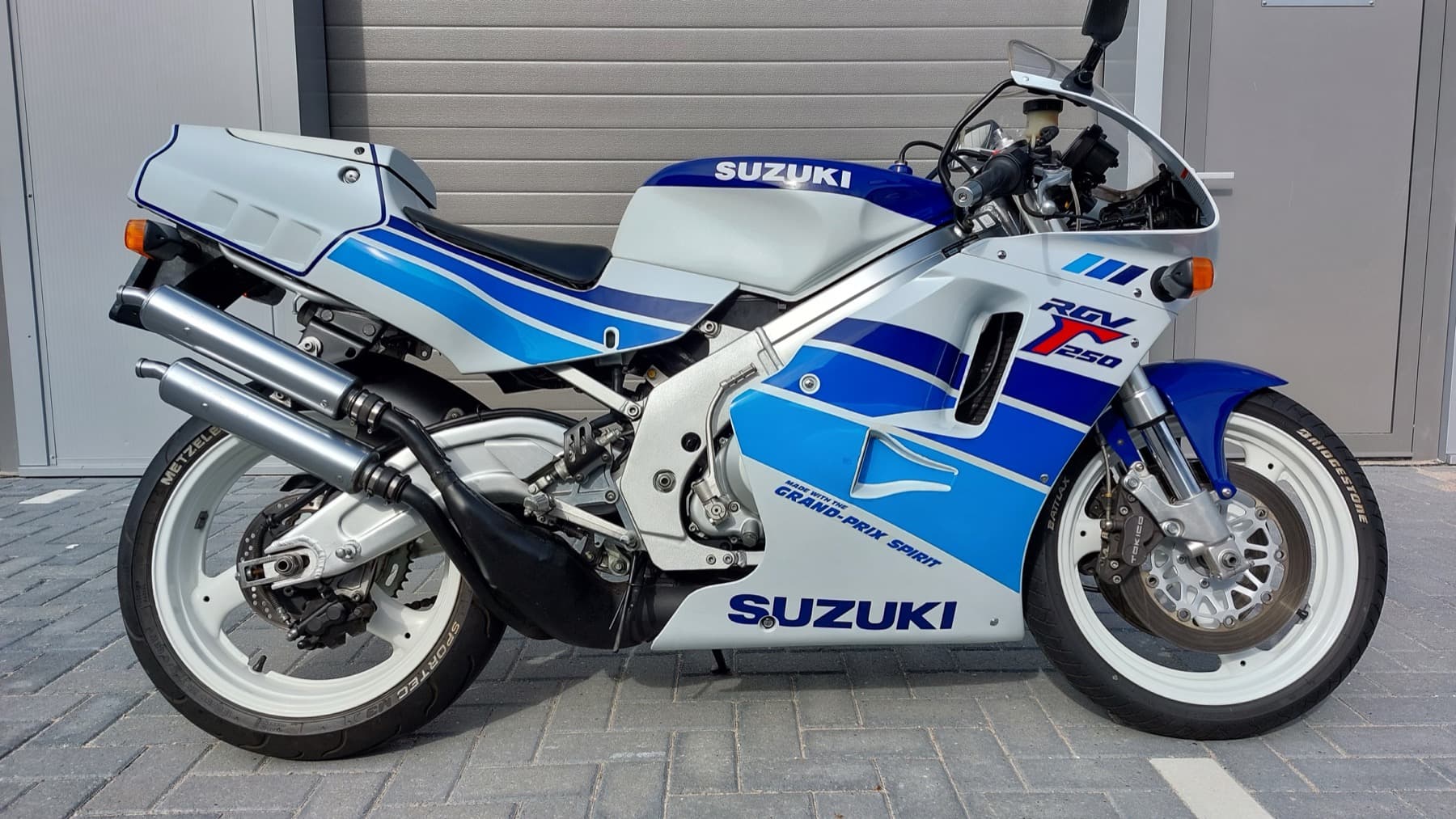 Suzuki RGV 250 in the Almere workshop